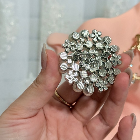 ⚜️ Elegant Pearl and Crystal Brooch - Picture 5 of 5